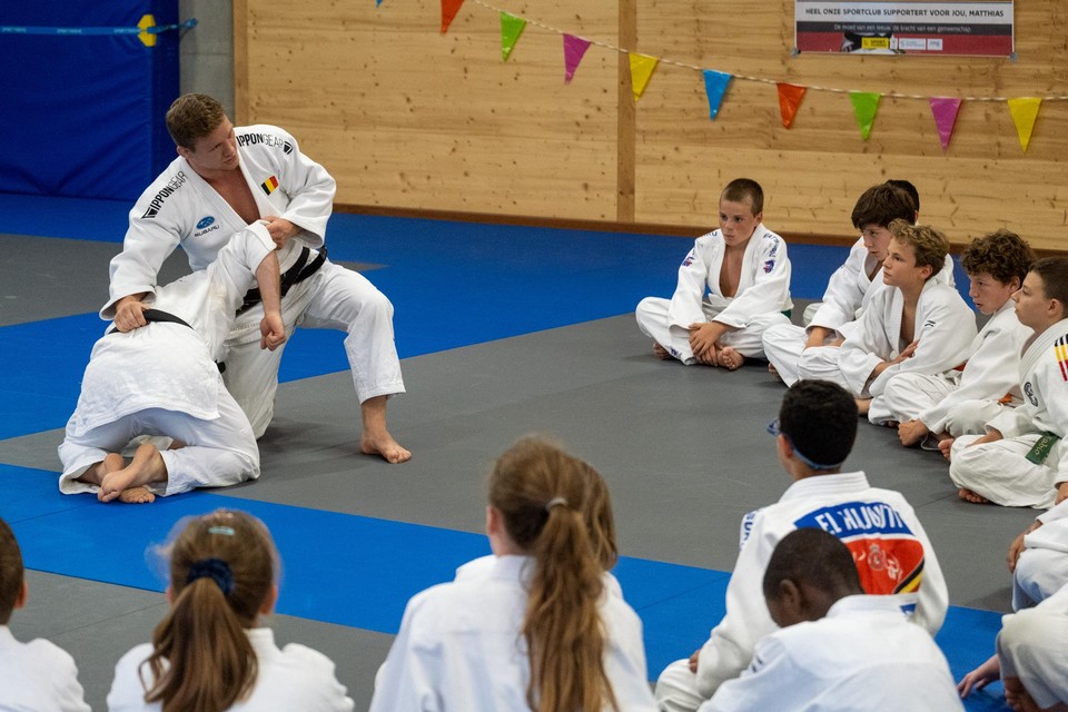 Vol bewondering volgen de jonge judoka’s een demonstratie van Matthias Casse.