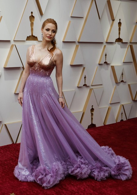Winnares Jessica Chastain schitterde in een paarse jurk van Gucci. 
