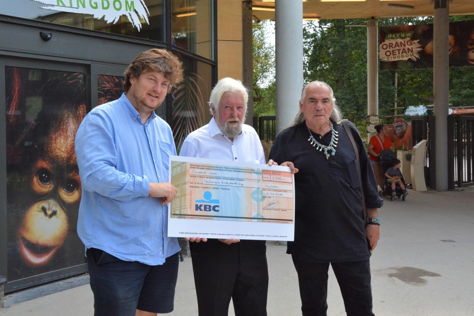 Arnout Geys (links) overhandigt de cheque van 1.000 euro aan Karel Verbist en Black Eagle. 