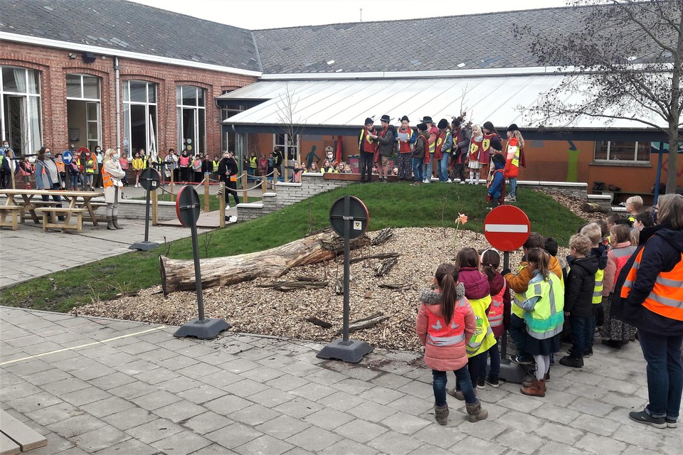 De MOS-ketiers verklaren de speelberg in de Sint-Lutgardisschool officieel voor open.