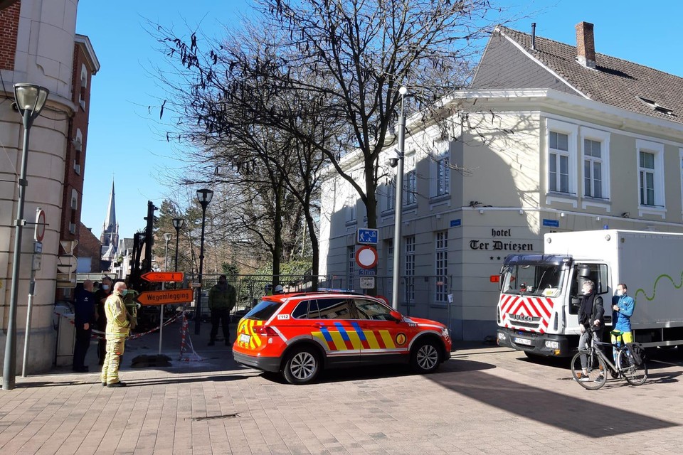 Op de andere hoek van de Herentalsstraat en de Driezenstraat bevindt zich Hotel Ter Driezen.