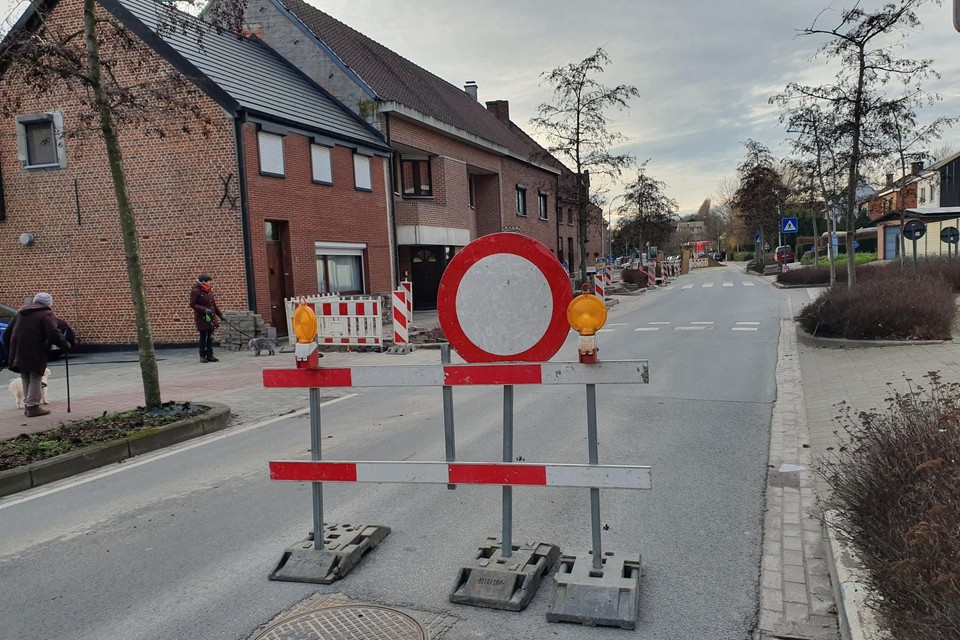 De politie merkte dat heel wat bestuurders de signalisatie negeerden of zelfs de hekken aan de kant zetten.