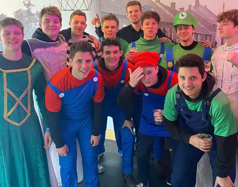 De leden van CV Vuugt Daweige gingen in het Super Mario-thema.