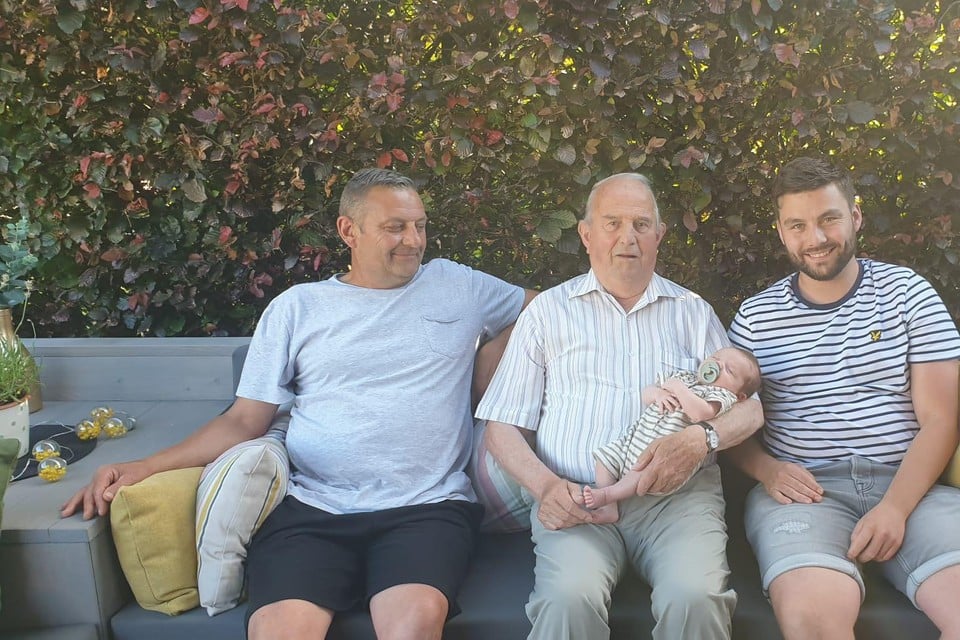 Willem, Karel met kleine Lou en Arne: vier generaties Simons op een rij. 