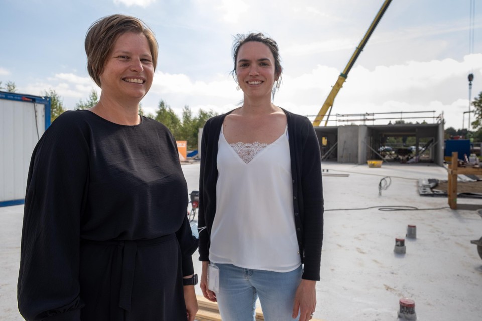 Dokter Daniëlle van de Merwe en diensthoofd Eleni Van Looy bij de toekomstige nieuwbouw van TheA.