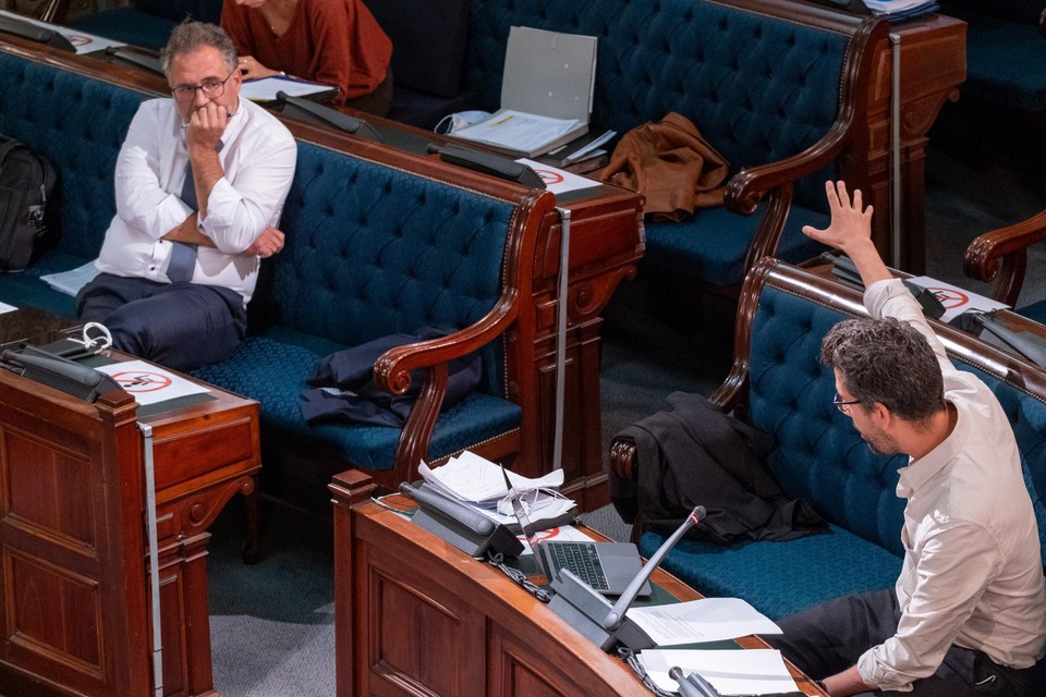 Groen-fractieleider Imade Annouri stelt het beleid van mobiliteitsschepen Koen Kennis (N-VA) in vraag.