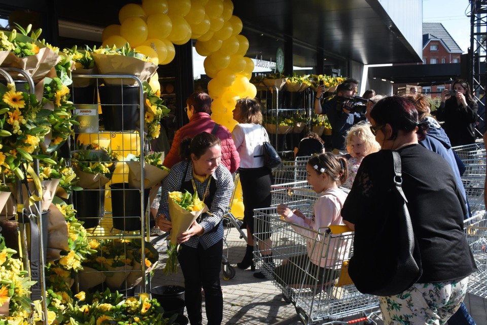 The first three hundred customers received a bouquet of flowers. 