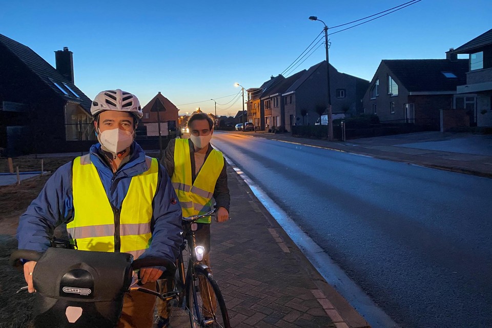 De N-VA’ers vinden dat heel wat pendelaars en kinderen in gevaarlijk donkere straten moeten fietsen.
