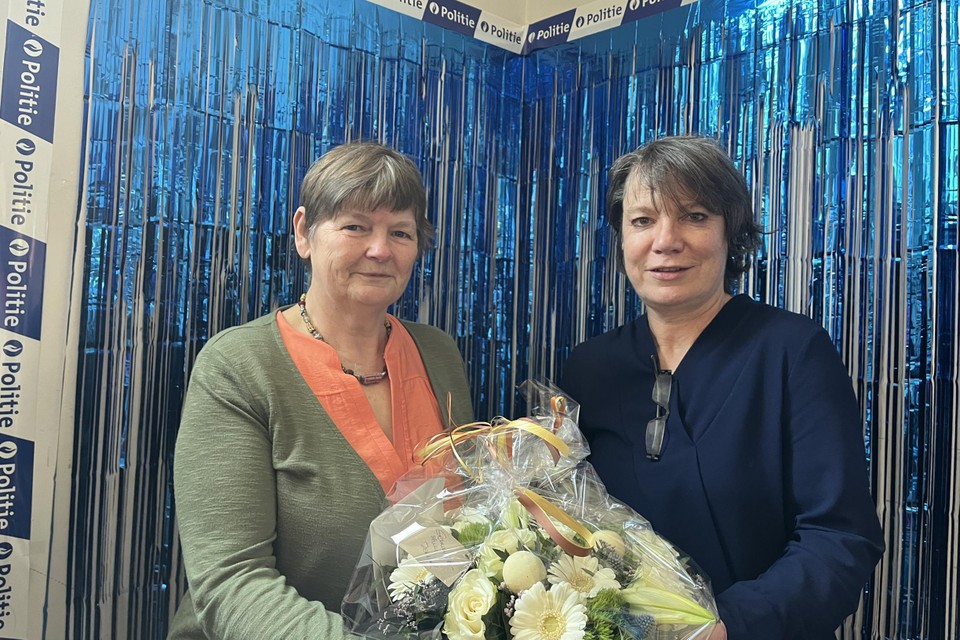 Burgemeester Liesbeth Verstreken overhandigde Marina Kienen een ruiker bloemen namens het gemeentebestuur van Zoersel.