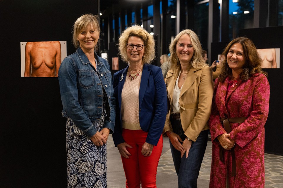 Fotografe Inge Nijs (l)  en schepen Marian Van Alphen (r) met centraal twee vrouwen die bewust model stonden: Sonja De Boey en Linda Gorris.  