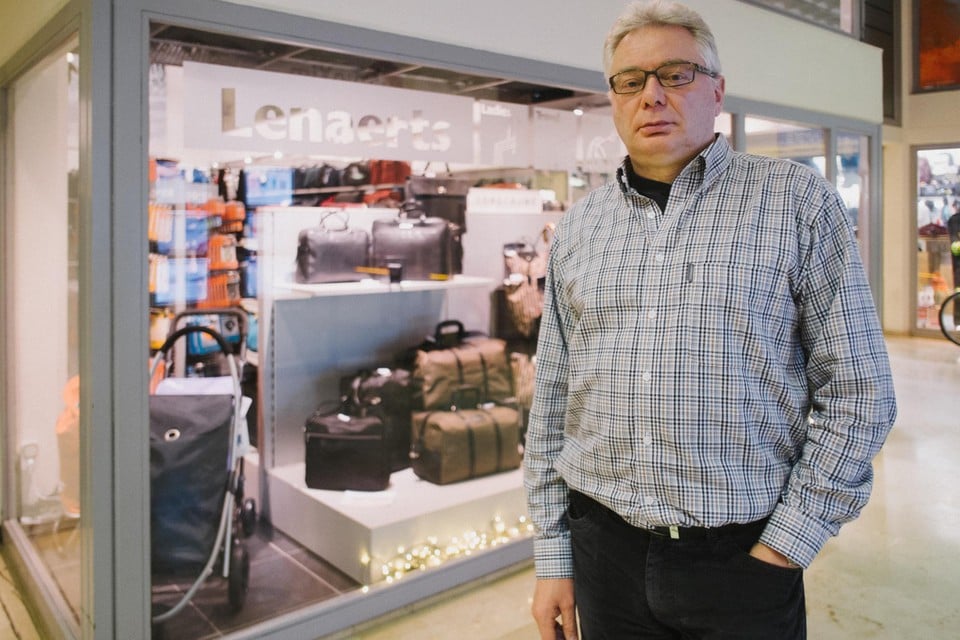 Leo Lenaerts aan een van zijn vitrines in het Bruulcenter.