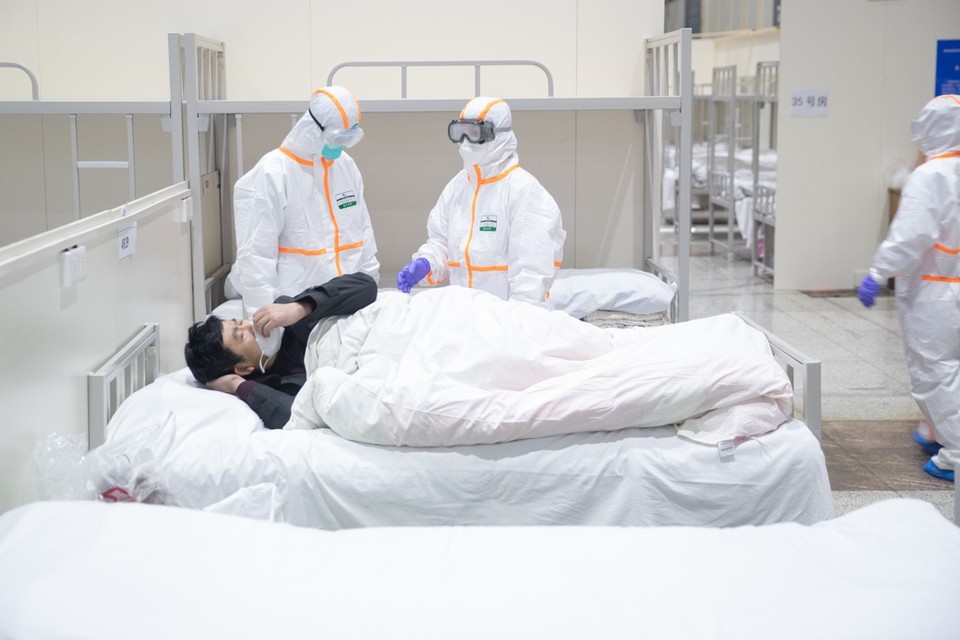 Een patiënt in het splinternieuwe ziekenhuis van Wuhan. Officieel waren gisteren 76.936 Chinezen besmet met het coronavirus. 