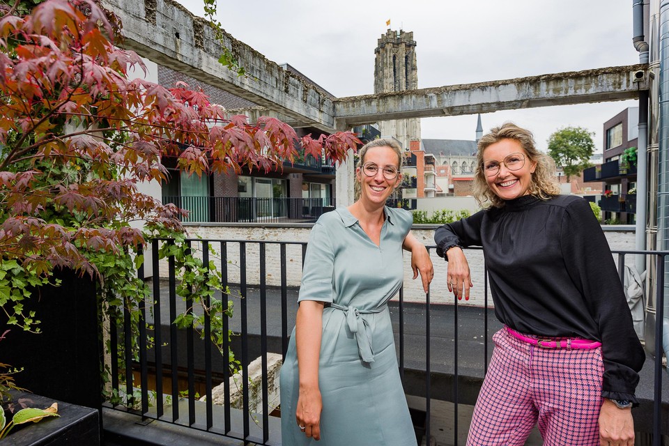 Hotelmanager Hannelore Verschueren (links) kiest voor het onderwijs. Ze wordt opgevolgd door Sandra Vanmaeckelbergh.