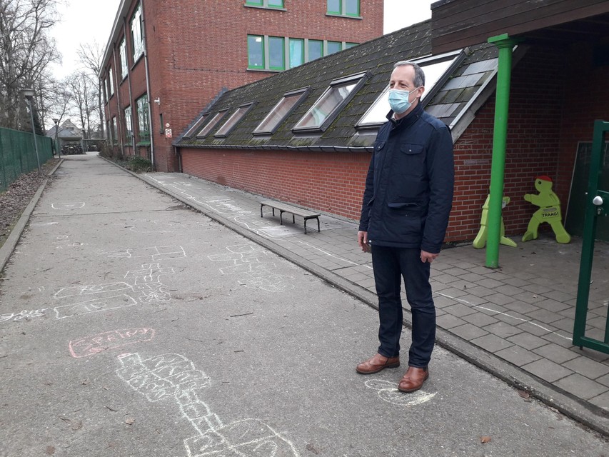 Directeur Filip Van Herck van vrije basisschool Maria Middelares in Sint-Job waar de kinderen van de getroffen families schoolgaan, biedt op school ruimte om over het drama te praten.