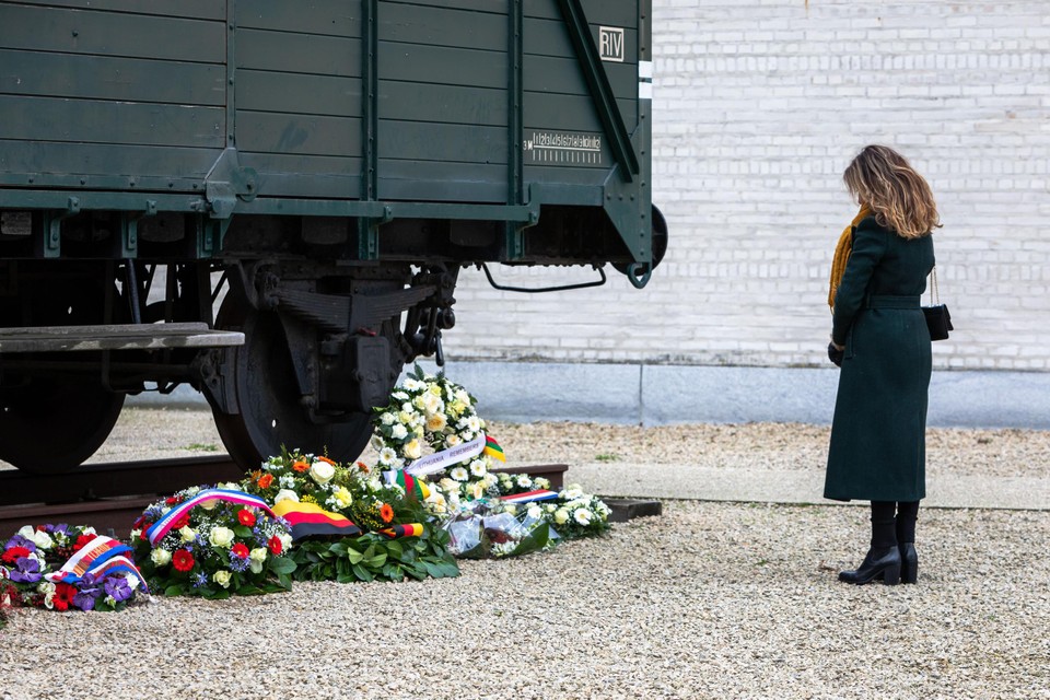 Ambassadeurs uit elf landen legden een bloemenkrans neer bij de wagon aan Kazerne Dossin.
