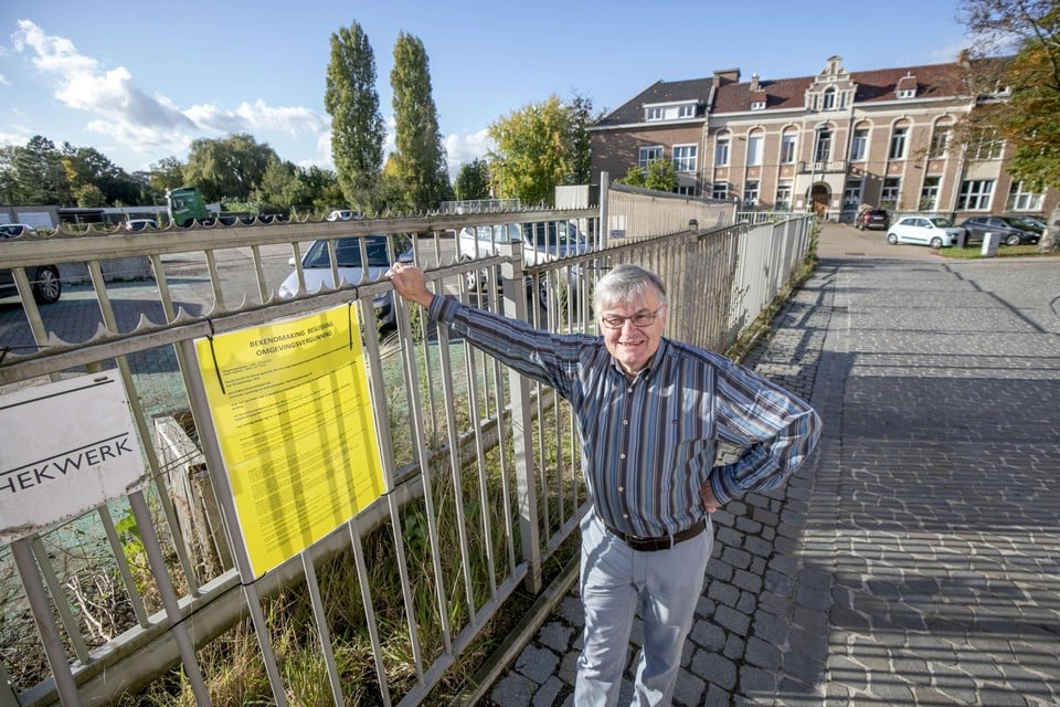 Wim Kelber staat bij de affiche die de verlening van de omgevingsvergunning bekendmaakt. 
