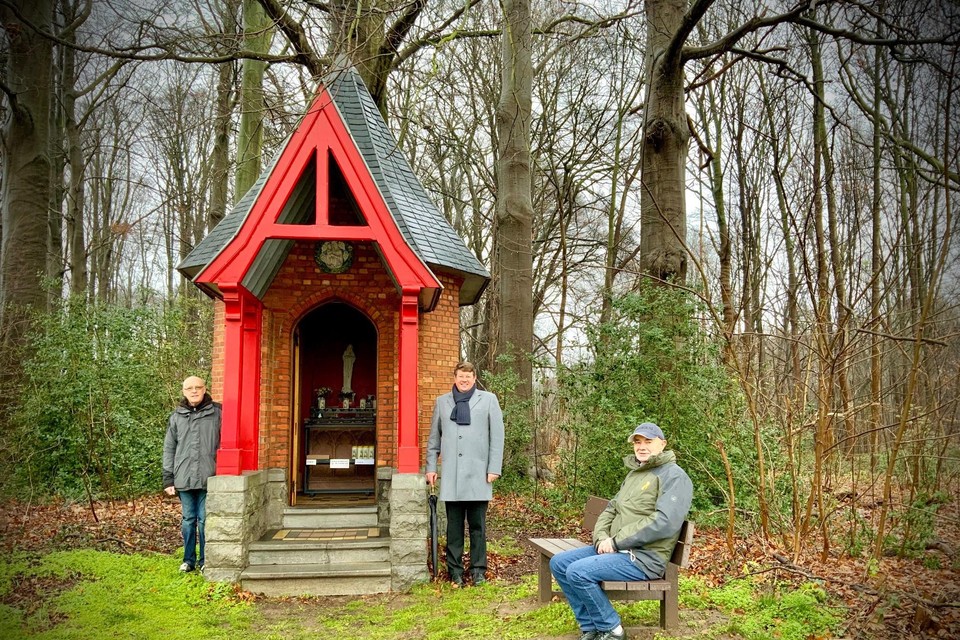 Hugo Spiessens, Steven Barberien, François Illegems bij de kapel.