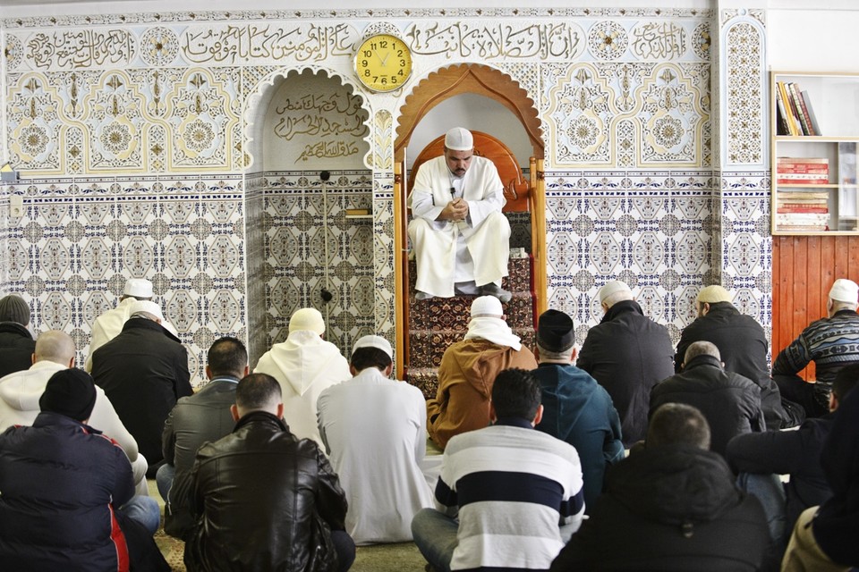 De moslims moeten nog even wachten voor ze weer in hun gebedshuizen welkom zijn. 