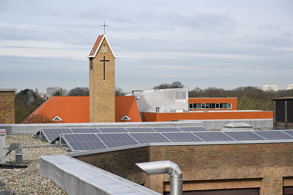 Zonnepanelen op het dak van ziekenhuis Sint-Augustinus.