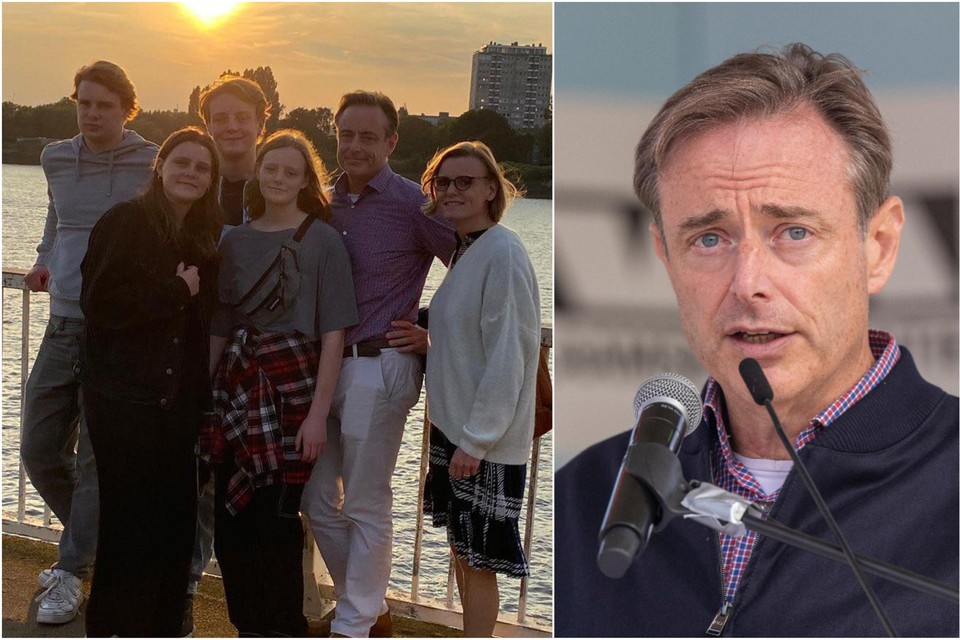 Bart De Wever maakte zaterdagavond nog een wandeling in Antwerpen met zijn gezin. Katrien staat links vooraan op de foto.