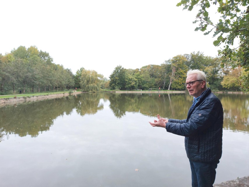 Gedeputeerde Jan De Haes aan de grote vijver.