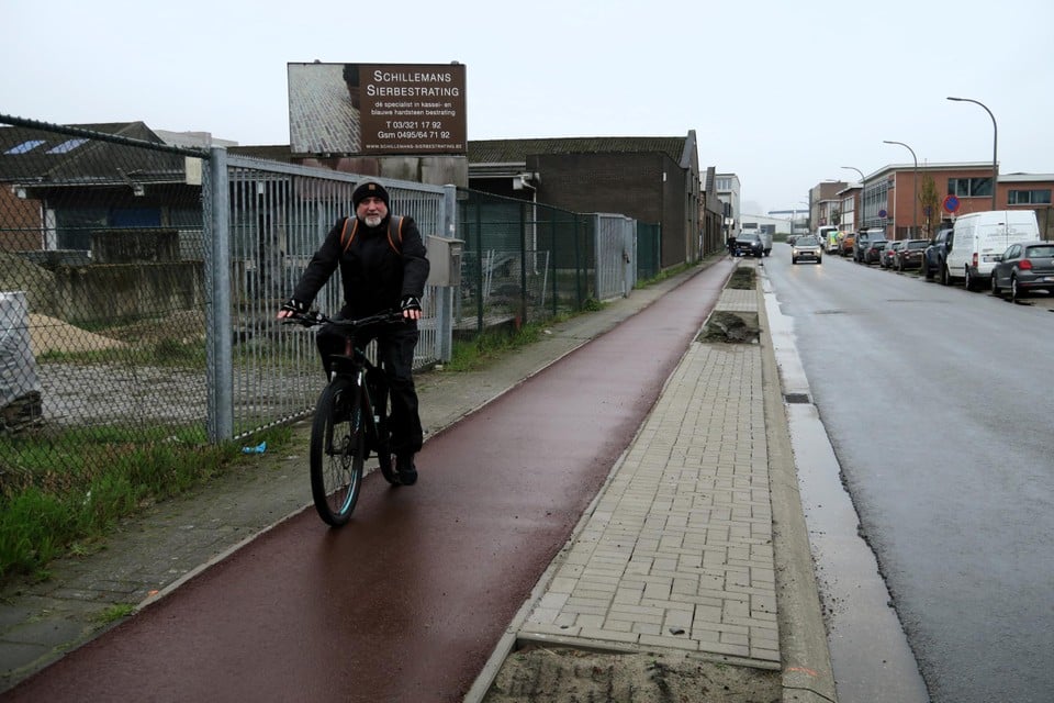 Het nieuwe fietspad van de Toekomstlaan op grondgebied Merksem.