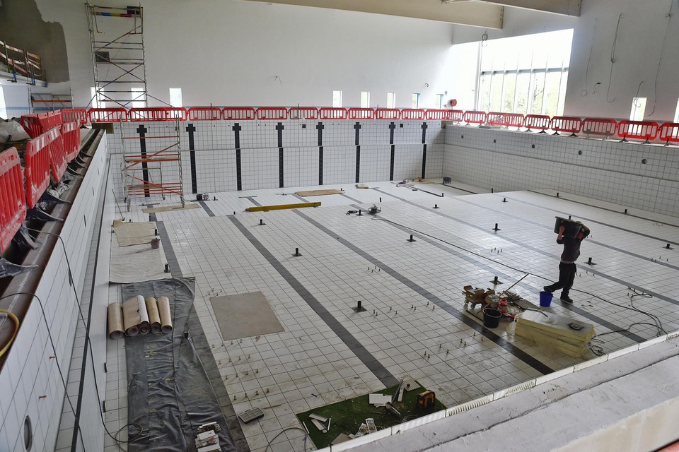 Ook bij de bouw van het zwembad in Roeselare zou de bende mensen ingezet hebben.