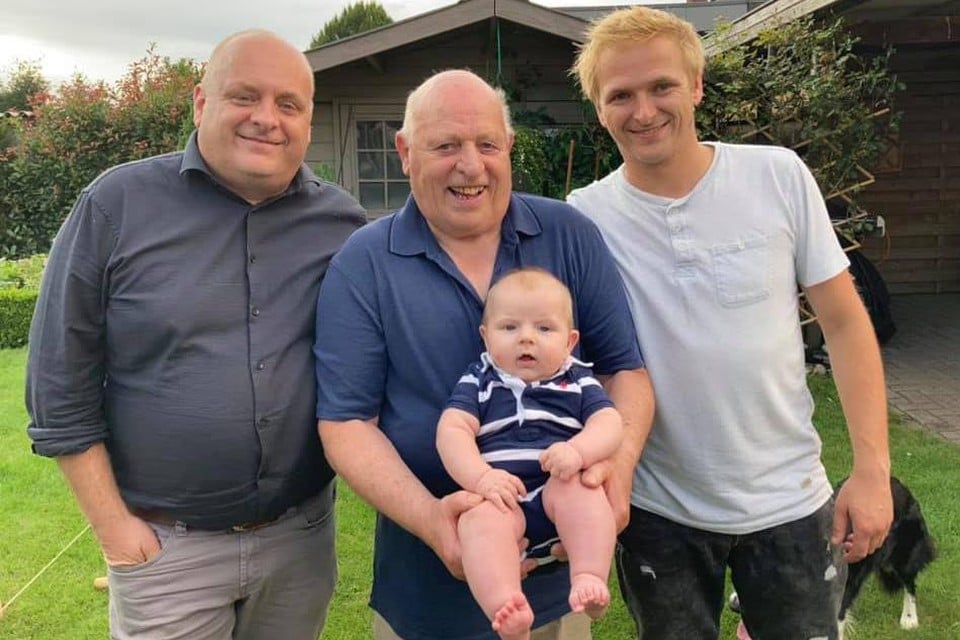 Opi Rob Blockx, bompa Louis Blockx en papa Wouter Blockx poseren trots met hun jongste familieheld: Lowie Blockx.