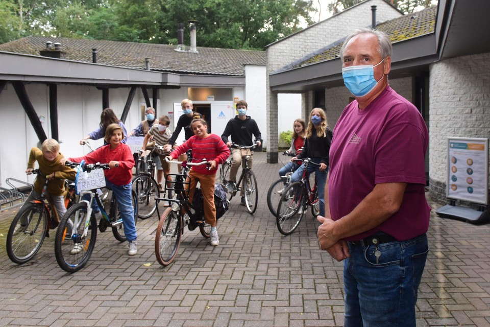 Frank Yseboot voor de jeugdherberg. Vrijdag kwam er nog een opa met zijn tien kleinkinderen met de fiets naar Zoersel getrapt.  