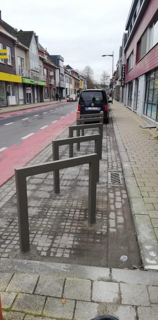 Net als in de Stationsstraat komen er ook in de Nieuwstraat gebruiksvriendelijke fietsbeugels.