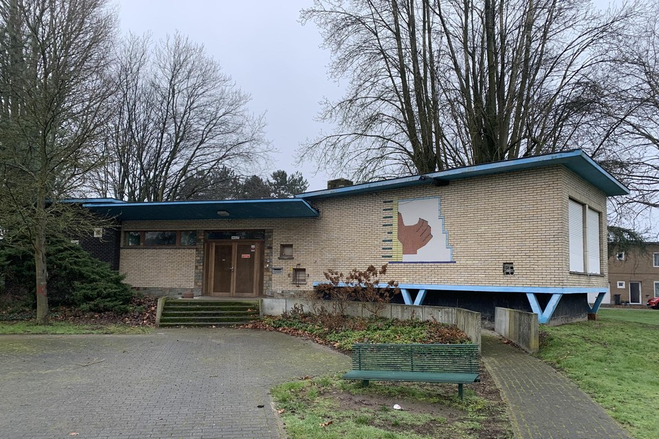 In dit gebouw van de huisvesting was tot twee jaar geleden het jeugdhuis Perron 4 actief. Recent raakte bekend dat ook dit gebouw wordt afgebroken.