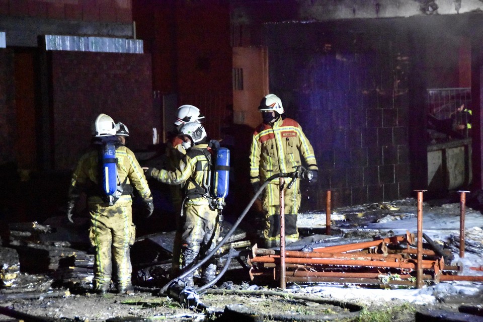 De brandweer moest de brandende partij isolatie uit de woning halen.