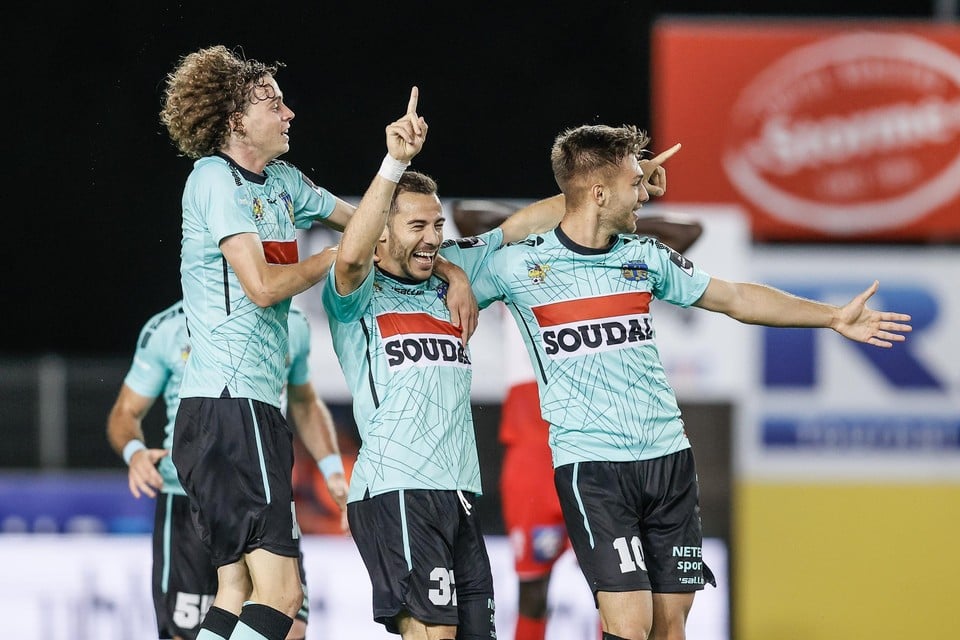 Edisson Jordanov (midden) viert zijn eerste doelpunt voor Westerlo.