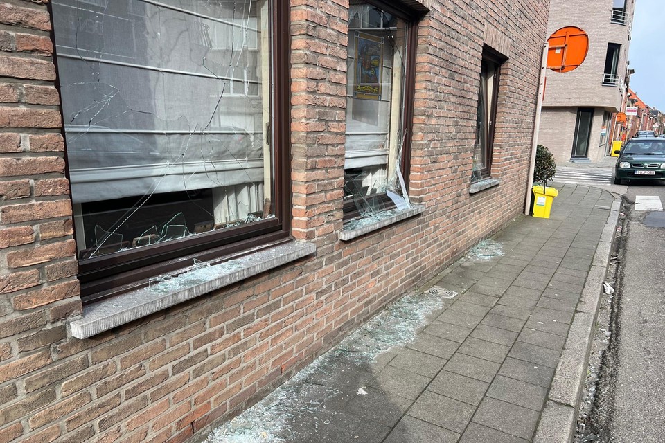 De ramen aan de kant Sint-Jansstraat zijn allemaal stuk.
