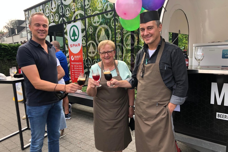 Martha Roes (74) toost met haar zonen Guy (links) en Luc Van de Poel op haar zestigjarige loopbaan in de supermarkt. Ze staat nog altijd met veel plezier tussen de winkelrekken van de Spar in Lichtaart.