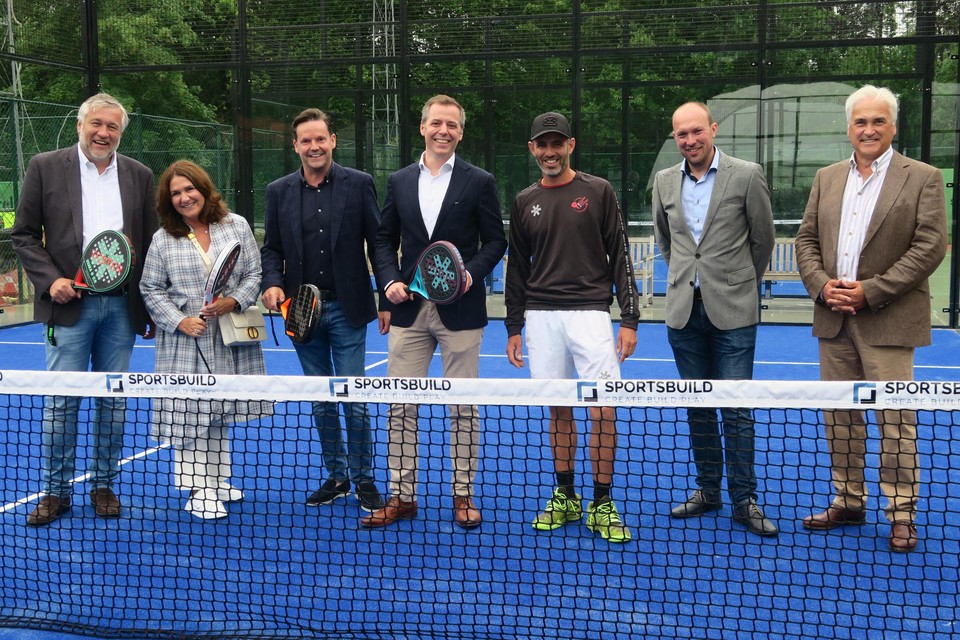 TC Brabo-voorzitter Dirk Campo en padel-verantwoordelijke Marc Verheyen openden de padelterreinen aan de Riemstraat samen met de schepenen Marian Van Alphen en Olivier Verhulst. Ook Dieter Aerts en Stin Cuypers van terreineigenaar Brabo Group kwamen de 35-jarige club feliciteren met de uitbreiding. Op de foto herken je ook topspeler Nic Seminck.