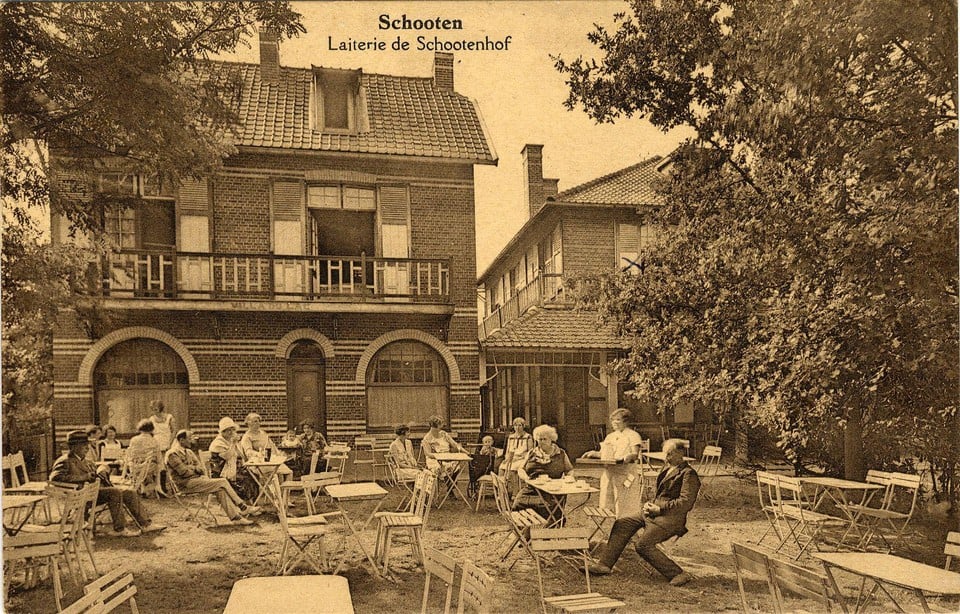 De horecatraditie van het Vijverhof gaat lang terug. Zoals blijkt uit deze ansichtkaart, toen de zaak nog Laiterie de Schootenhof heette. 
