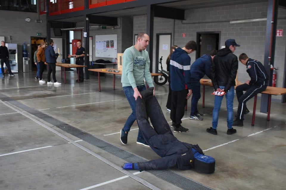 Stef Van Reusel doet een loopproef met een pop.