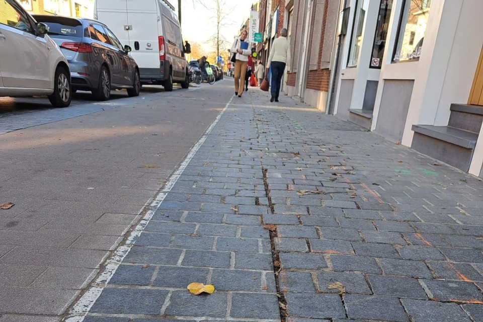 Het trottoir aan de Bredabaan in het centrum. 
