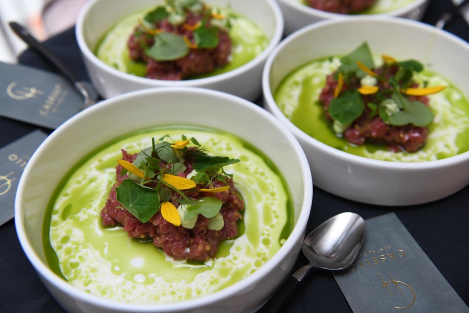 Tartaar van Piëmontees rund met een jus van mierikswortel en lavas-olie van Casello. 