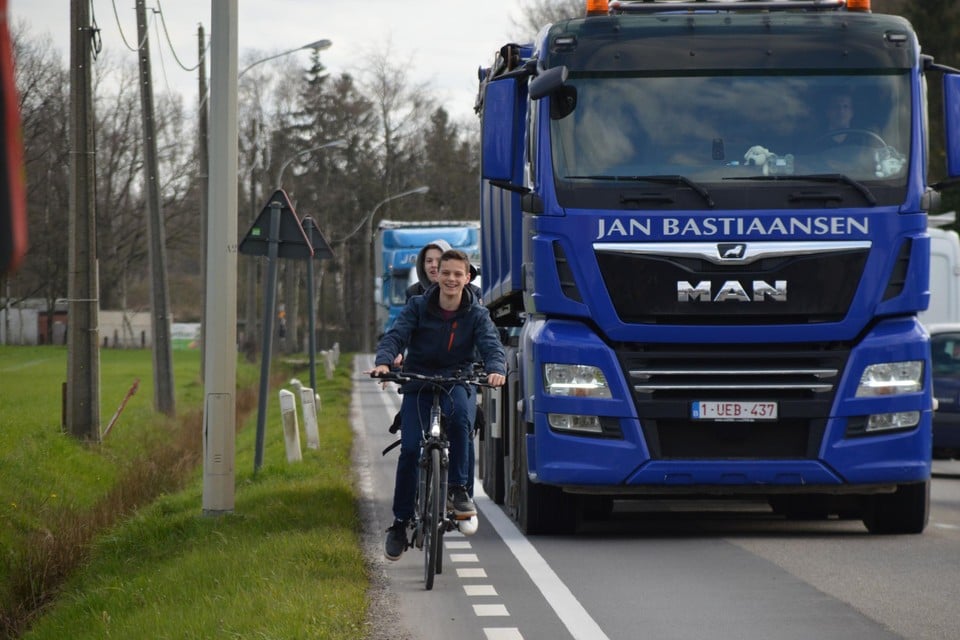 Lex en Siebe op het moordstrookje naast de Liersebaan (N14) tussen Viersel en Massenhoven.