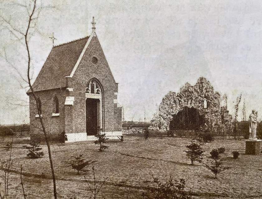 Naast de Lourdesgrot stond ook een Sint-Rochuskapel.