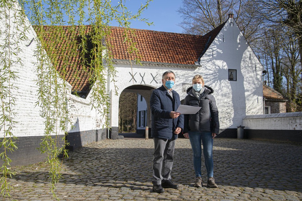 Marcel Hannes en Anja Nijs aan de abdij van Postel, waar de wandeling start en aankomt.