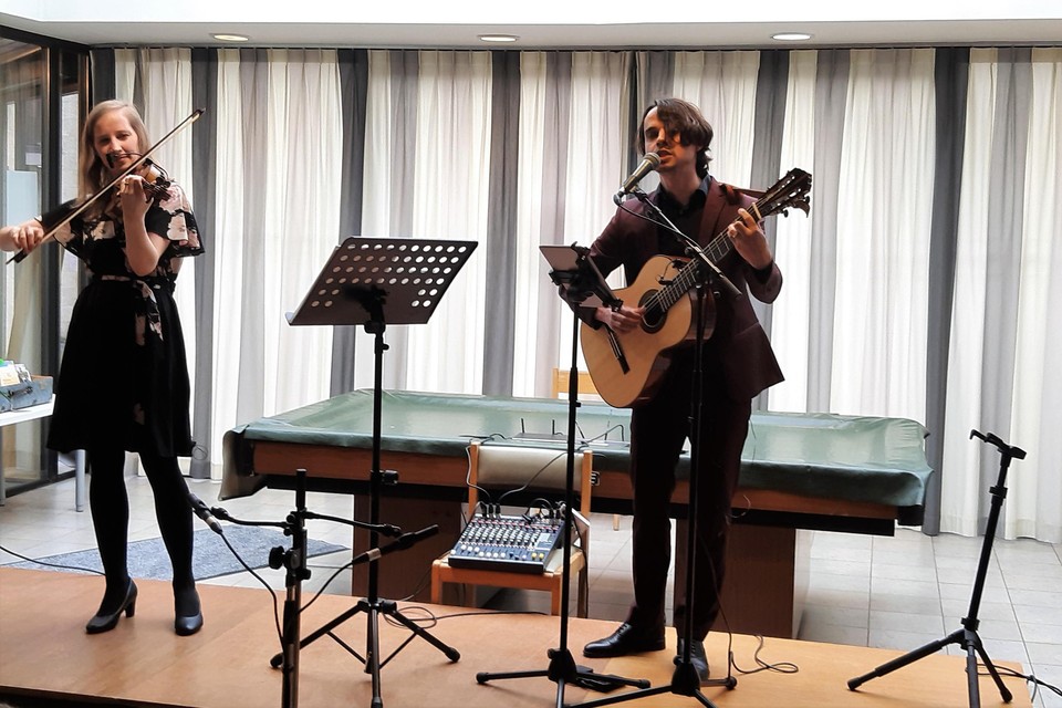 Joke Van Tilborg (viool) en Jennik Verlinden (gitaar en zang) verzorgden een fijn concert op de vernissage van ’t Kallement.