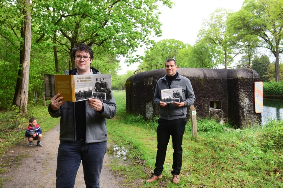 Dries Majewski (links) en Bram Dierckx met zoontje Bruno aan een bunker uit de Tweede Wereldoorlog in Witgoor-Dessel. In hun handen hun boek Jong en schoon, gij Kempenzoon…