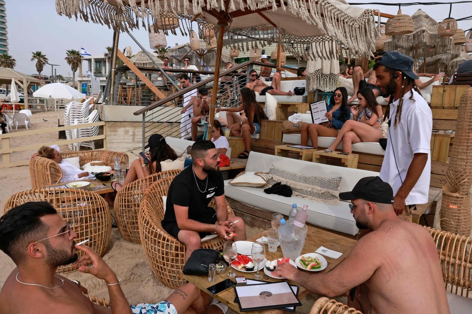 In een strandbar in Tel Aviv zijn geen mondmaskers meer te zien. "Wij leven in een tijdperk waarin corona veel minder belangrijk is. Op nieuwswebsites is het zoeken naar een bericht over corona."