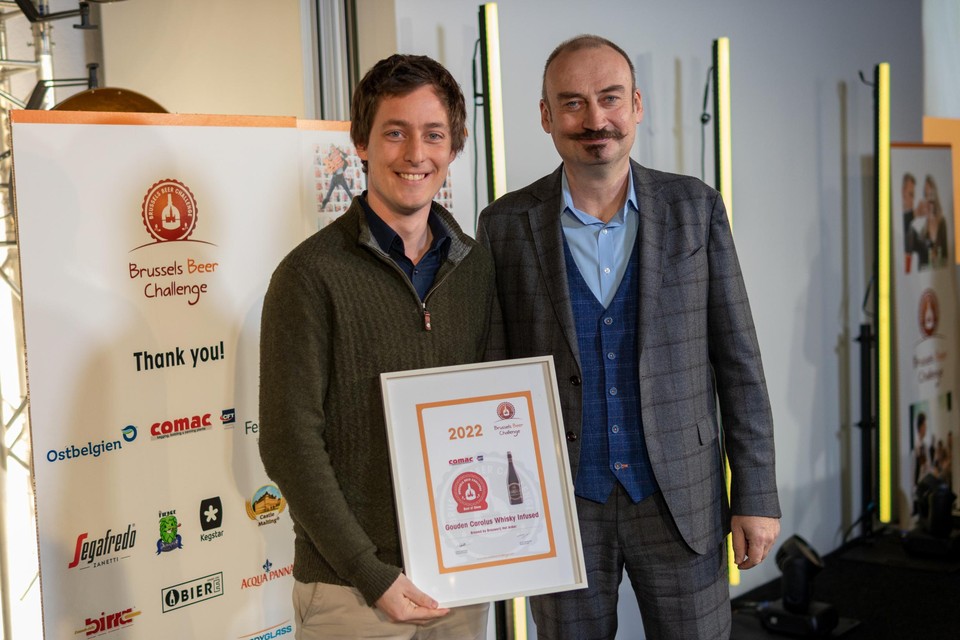 William Leclef van Het Anker ontvangt de onderscheiding van Bert Kruismans namens Brussels Beer Challenge. 