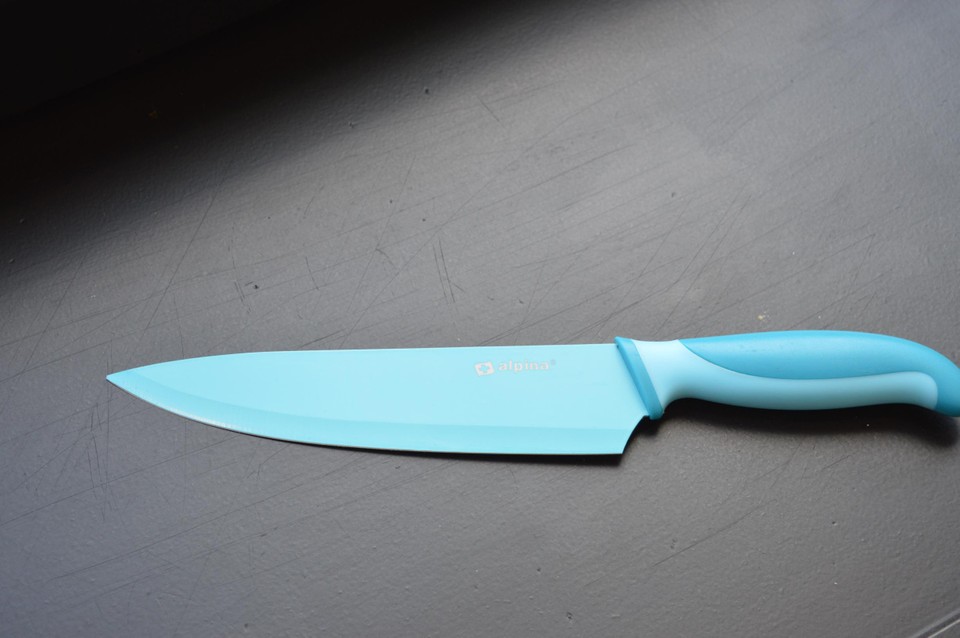 Het type blauw mes waarmee ze op de toog klopten. Chris heeft toevallig juist hetzelfde. 