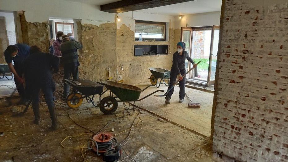 Woningen worden gestript om weer te kunnen opbouwen.