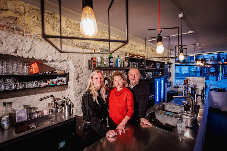 Renee Van Itterbeeck en Fitim Sheremeti zijn de nieuwe uitbaters van Bar Klak, Marisa De Sousa (midden) opent dan weer het Spaans restaurant Mi Manera.  